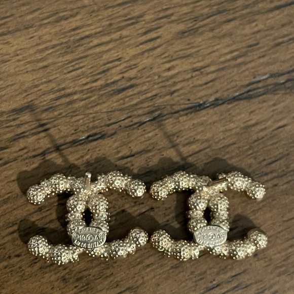 Chanel Pearl & Crystal  CC Logo 2019 Earrings - Picture 2 of 3